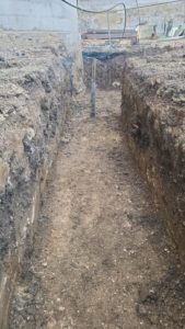 BATI-IDF fouille en tranchée terrassée pour une longrine, têtes de micropieux apparentes en fond de fouille — génie civil, Château de Villers-Cotterêts (02)