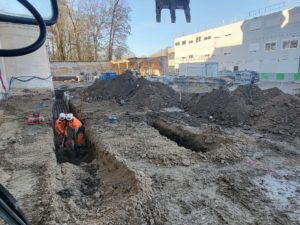 BATI-IDF compagnons au terrassement des fouilles de longrines le long de la façade du château — génie civil des fondations, Villers-Cotterêts (02)