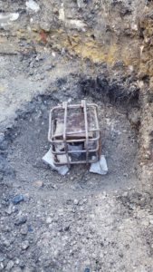 BATI-IDF cage d'armatures d'un massif de micropieu calée sur la tête de micropieu récépée, prête au bétonnage — génie civil, Château de Villers-Cotterêts (02)