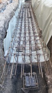 BATI-IDF cage d'armatures d'une longrine en béton armé ferraillée en fond de fouille — génie civil des fondations, Château de Villers-Cotterêts (02)