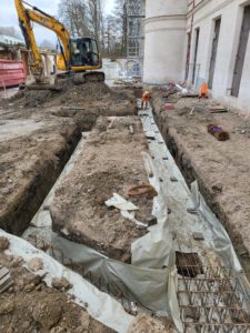 BATI-IDF fouilles des longrines terrassées le long de la façade du château, ferraillage en cours — génie civil des fondations, Villers-Cotterêts (02)