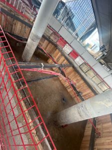 BATI-IDF vue plongeante d'une fouille blindée sécurisée par garde-corps — chantier Gare de La Défense, Ligne 15 du Grand Paris Express, Puteaux (92)