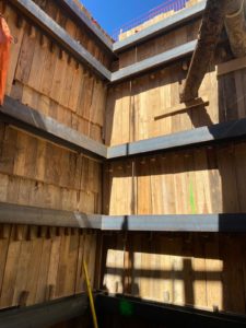BATI-IDF blindage traditionnel par planches C24 type métro et profilés HEB étagés — fouille blindée Ligne 15 Grand Paris Express, La Défense