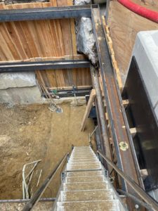BATI-IDF dispositif d'accès sécurisé par escalier métallique en fond de fouille blindée — chantier Ligne 15 Grand Paris Express, Puteaux (92)