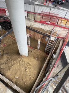 BATI-IDF fouille blindée en cours d'excavation au pied d'une pile de viaduc — chantier Gare de La Défense, Ligne 15 du Grand Paris Express, Puteaux (92)