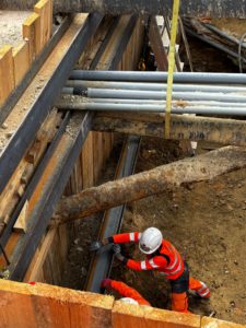 BATI-IDF excavation manuelle prudente au droit des réseaux enterrés en service — fouille blindée Ligne 15 Grand Paris Express, La Défense