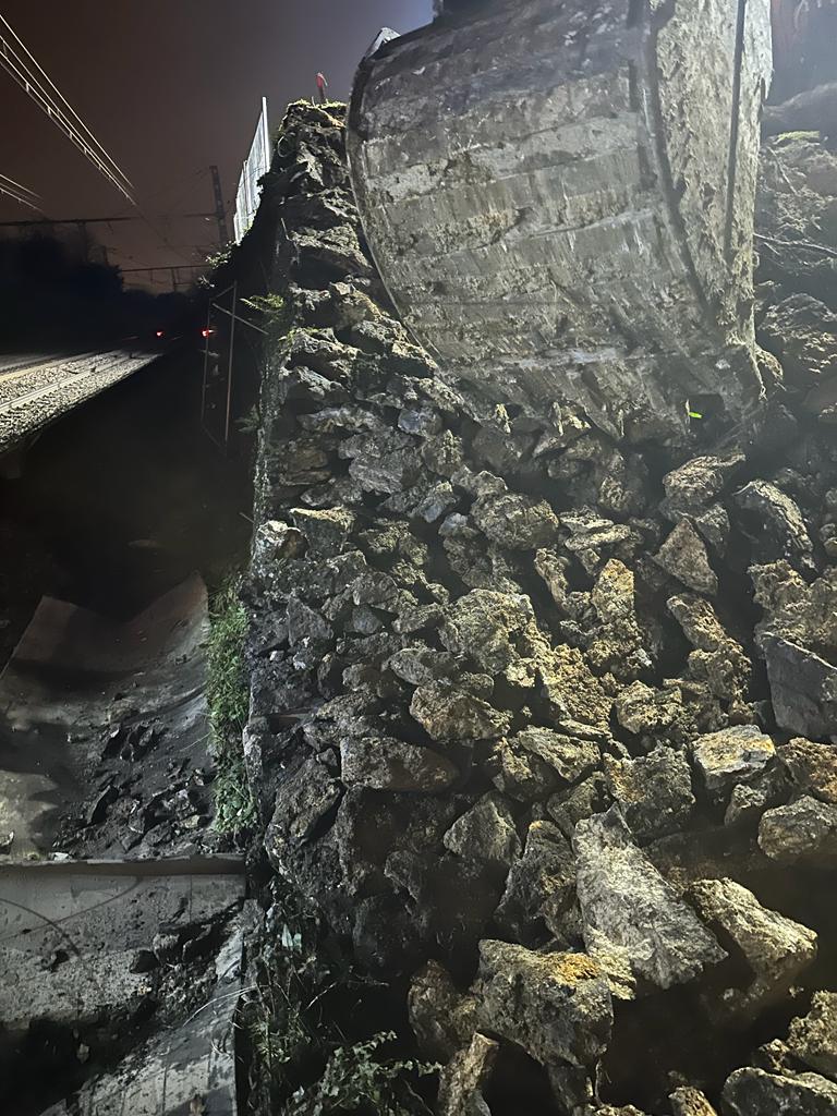 BATI-IDF le mur de soutènement existant le long des voies ferrées de la gare de Yerres, avant travaux — chantier de nuit (91)