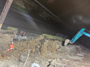 BATI-IDF terrassement à la pelle mécanique le long de la voie ferrée, de nuit — confortation du mur de soutènement, gare de Yerres (91)