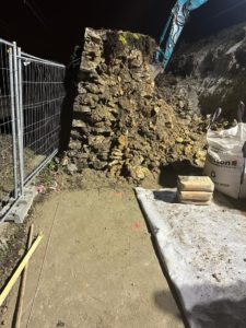 BATI-IDF semelle de fondation en béton armé coulée au pied du mur, support du mur en gabions — confortation de soutènement, gare de Yerres (91)