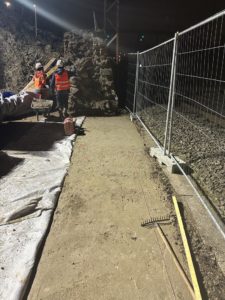 BATI-IDF coulage et réglage de la semelle de fondation en béton armé le long de la voie ferrée, de nuit — gare de Yerres (91)