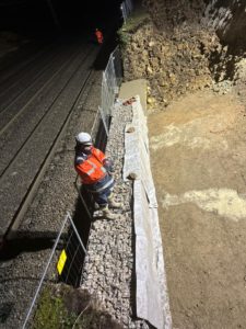 BATI-IDF compagnon à la pose et au remplissage des gabions le long de la voie ferrée, de nuit — mur de soutènement, gare de Yerres (91)