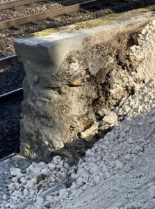 BATI-IDF couronnement en béton en tête du mur de soutènement, en bordure immédiate de la voie ferrée — gare de Yerres (91)