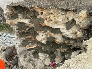BATI-IDF épinglage du parement du mur de soutènement par fers à béton scellés, avant reprise au mortier — gare de Yerres (91)