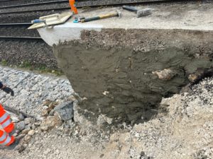 BATI-IDF reprise du parement du mur de soutènement au mortier de réparation, couronnement béton en tête — gare de Yerres (91)