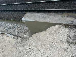 BATI-IDF couronnement en béton armé achevé en tête du mur de soutènement, le long de la voie ferrée — gare de Yerres (91)