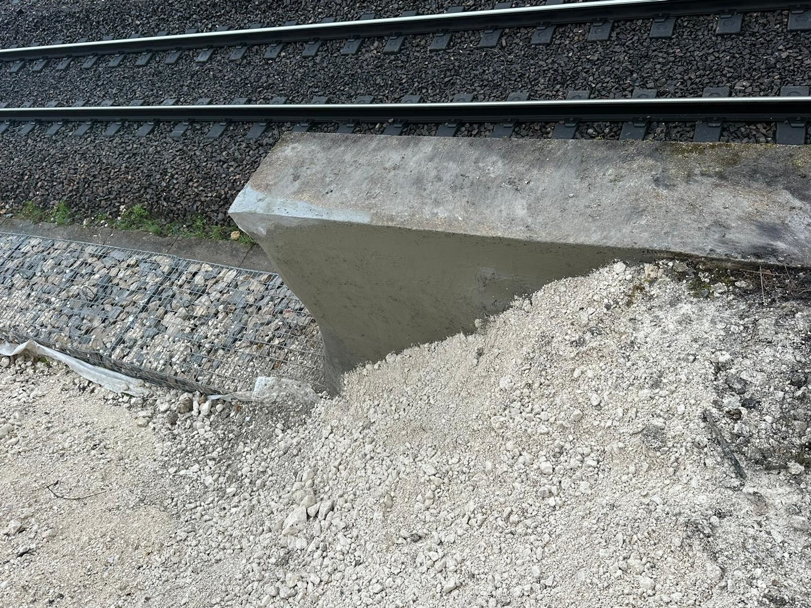 BATI-IDF couronnement en béton armé achevé en tête du mur de soutènement, le long de la voie ferrée — gare de Yerres (91)
