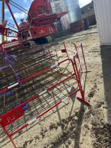 BATI-IDF treillis soudés approvisionnés sur le chantier de la Ligne 15 du Grand Paris (paroi moulée et grue en arrière-plan) — Aubervilliers (93).