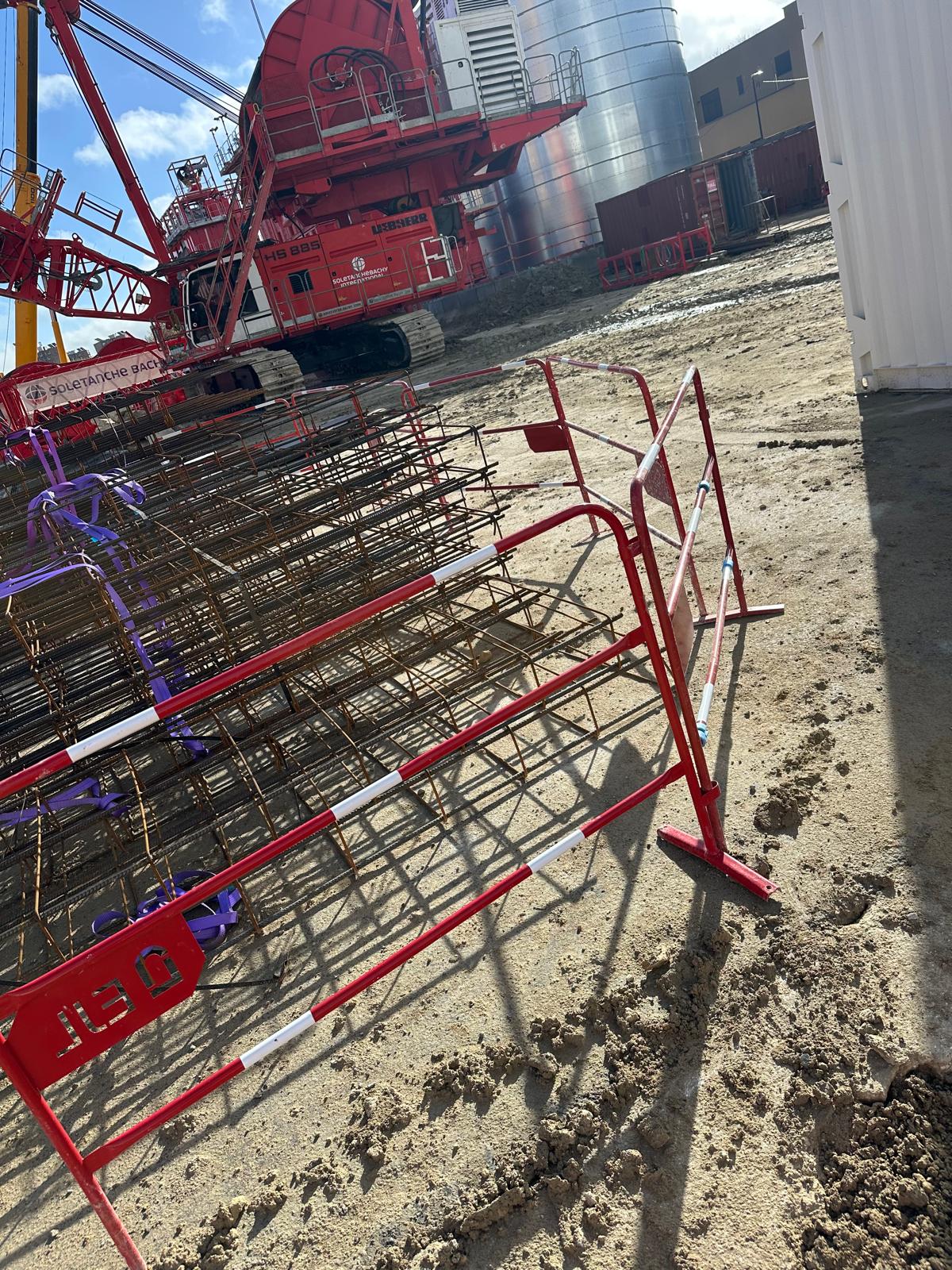 BATI-IDF treillis soudés approvisionnés sur le chantier de la Ligne 15 du Grand Paris (paroi moulée et grue en arrière-plan) — Aubervilliers (93).