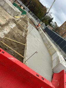 BATI-IDF dalle de plateforme en béton fibré le long du mur du chantier de la Ligne 15 du Grand Paris — Aubervilliers (93).