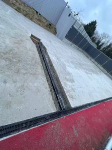BATI-IDF dalle de plateforme finie avec caniveau à grille pour le drainage — Ligne 15 du Grand Paris, Aubervilliers (93).