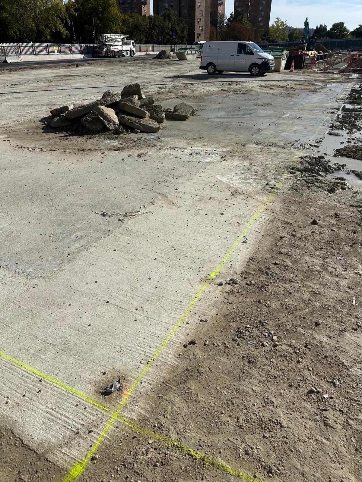 BATI-IDF nivellement et régularisation de la plateforme avant la réalisation des dalles béton fibré — Ligne 15 du Grand Paris, Aubervilliers (93).