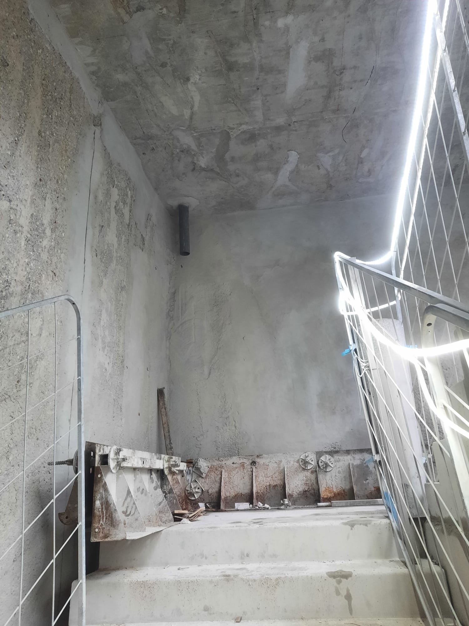 BATI-IDF vue d'ensemble de l'ouvrage profond OA 301 (boîte de paroi moulée 15 x 28 m) en cours de finitions — Aulnay-sous-Bois (93).