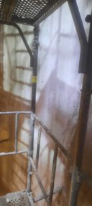 BATI-IDF traitement d'un panneau de paroi moulée en cours sur échafaudage — finitions OA 303, Aulnay-sous-Bois (93).