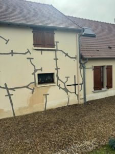 BATI-IDF fissures traitées (matage, harpage, agrafes) sur la façade de la maison — Beaulieu-sur-Loire (45).
