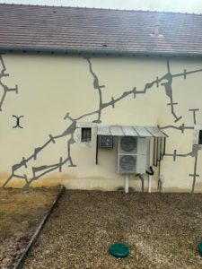 BATI-IDF fissures de façade traitées par agrafes et mortier, finition en retrait — Beaulieu-sur-Loire (45).