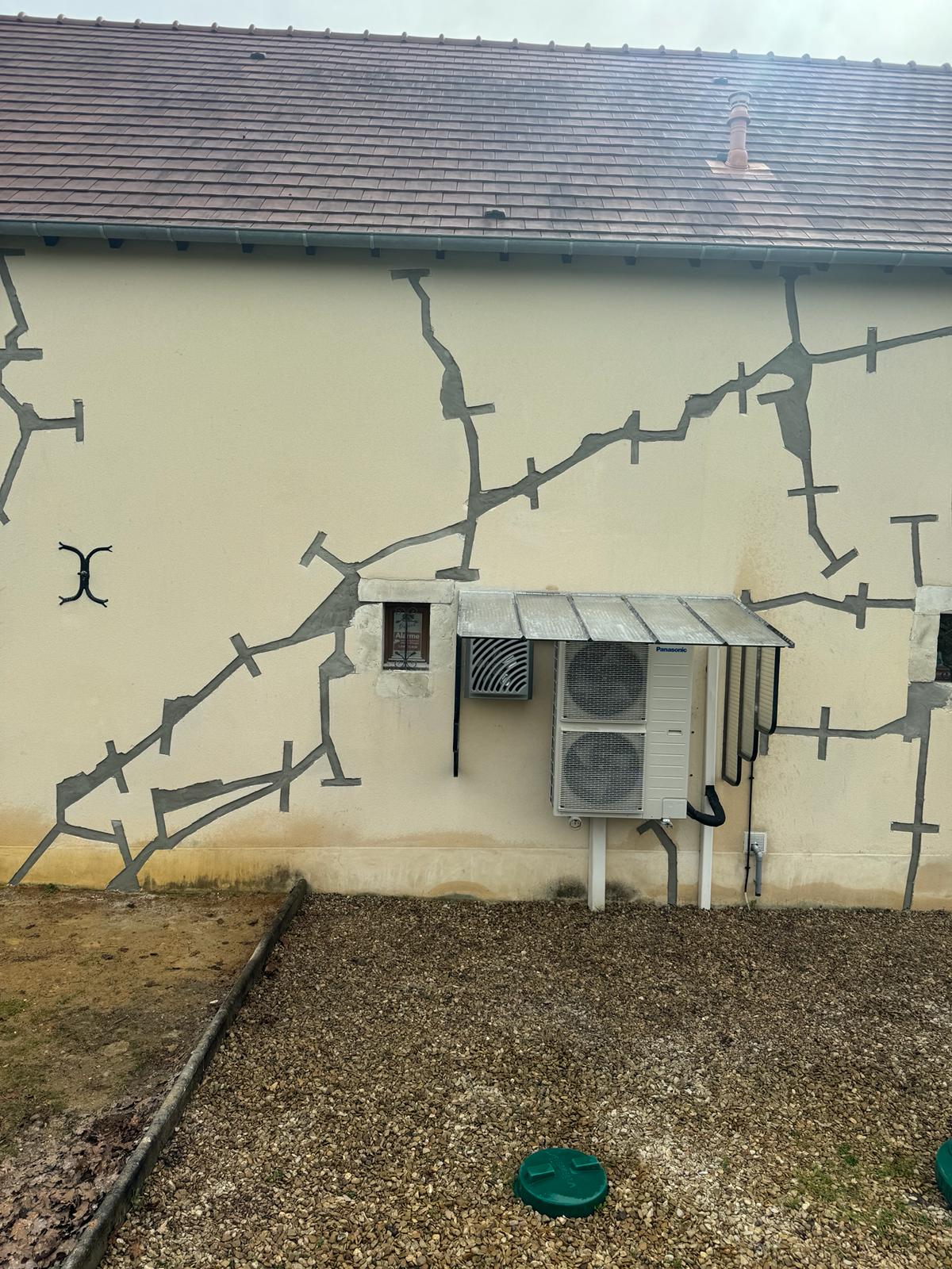 BATI-IDF fissures de façade traitées par agrafes et mortier, finition en retrait — Beaulieu-sur-Loire (45).