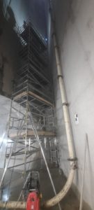 BATI-IDF projeteuse à mortier et échafaudage de l'atelier de finitions sur paroi moulée — OA P12, Boulogne-Billancourt (92).