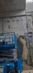 BATI-IDF compagnon réalisant les finitions sur un panneau de paroi moulée depuis une nacelle — CDG Express, Mitry-Mory (77).