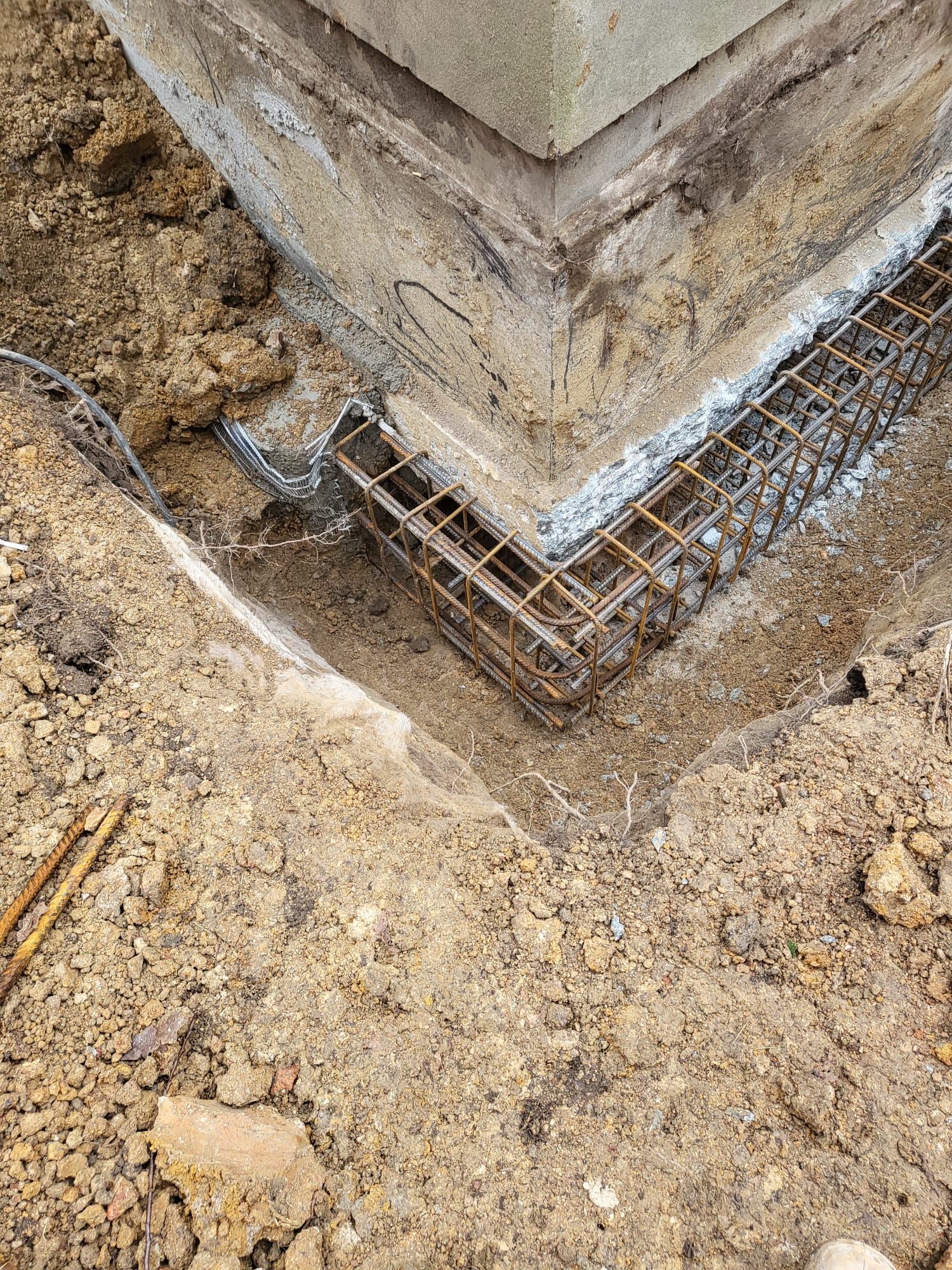 BATI-IDF ferraillage d'un massif d'angle en béton armé au pied du pavillon, reprise en sous-œuvre — La Celle-Saint-Cloud (78).