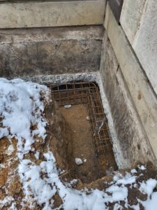 BATI-IDF terrassement de la tranchée le long du bâtiment pour l'exécution des longrines de reprise en sous-œuvre — La Celle-Saint-Cloud (78).