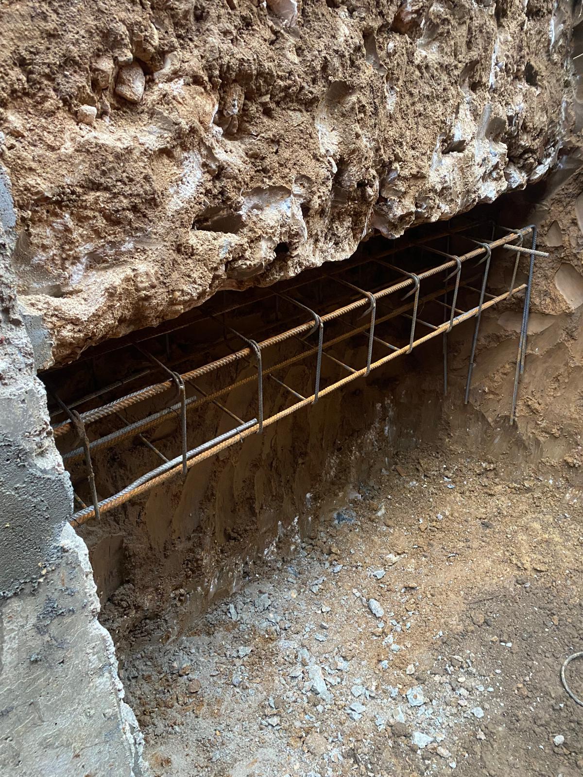 BATI-IDF ferraillage du voile béton armé en reprise en sous-œuvre, le long des fondations en moellons de pierre d'un pavillon — Châteaudun (28).