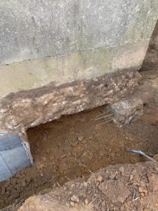 BATI-IDF voile béton armé coulé en sous-œuvre sous la fondation existante en moellons de pierre — pavillon à Châteaudun (28).