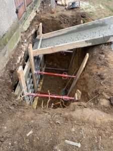 BATI-IDF reprise en sous-œuvre sous le mur porteur : coffrage et étaiement en fouille — pavillon à Châteaudun (28).