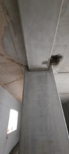 BATI-IDF poteaux et prémurs béton de l'atelier de maintenance avant traitement des joints — Ligne 13, Chatillon (92).