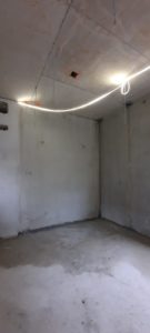 BATI-IDF halle de l'atelier de maintenance éclairée par les lanterneaux, prémurs béton finis — Ligne 13, Chatillon (92).