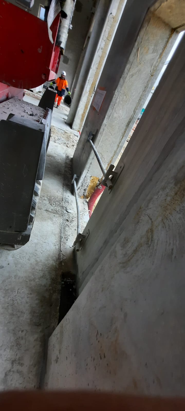 BATI-IDF façade intérieure de l'atelier de maintenance aux joints de prémurs traités et repris — Ligne 13, Chatillon (92).