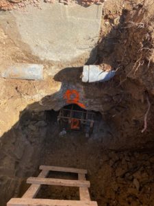 BATI-IDF recépage d'un micropieu et pose de la platine de connexion en sous-œuvre, sous la semelle de fondation — pavillon à Chazey-d'Azergues (69).