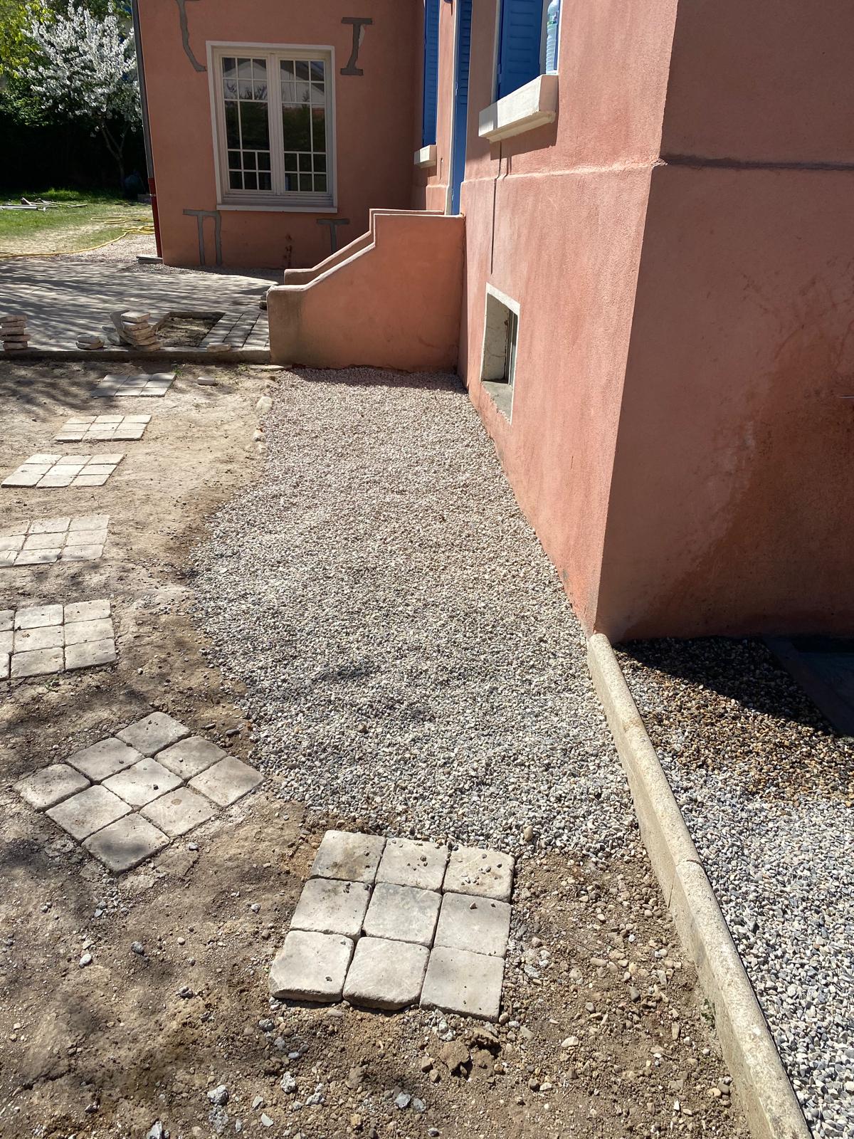 BATI-IDF reprise en sous-œuvre achevée et terrain remis en état au pied du pavillon — Chazey-d'Azergues (69).