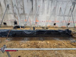 BATI-IDF coffrage en place le long de la paroi lutécienne pour le bétonnage de la poutre de couronnement (112 ml) — poste source, Clamart (92).
