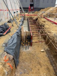 BATI-IDF cage d'armatures de la poutre de couronnement (section 0,90 × 0,70 m) en attente de coffrage le long de la paroi lutécienne — Clamart (92).
