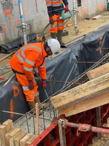 BATI-IDF compagnon réalisant le ferraillage de la poutre de couronnement le long de la paroi lutécienne — poste source, Clamart (92).