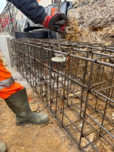 BATI-IDF détail de la cage d'armatures de la poutre de couronnement : ligatures, cadres et aciers d'attente des pieux — Clamart (92).