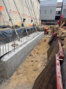 BATI-IDF poutre de couronnement fraîchement bétonnée le long de la paroi lutécienne — poste source, Clamart (92).