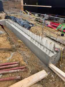 BATI-IDF poutre de couronnement décoffrée, vue d'ensemble du linéaire en tête de paroi lutécienne — poste source, Clamart (92).