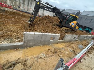 BATI-IDF terrassement en tranchée à la mini-pelle au droit des ouvrages béton — poste source, Clamart (92).