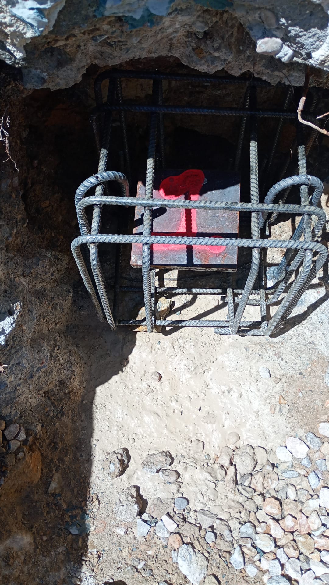 BATI-IDF cage d'armatures d'un massif de liaisonnement béton armé en tête de micropieu recépé, sous la fondation — Claviers (83).